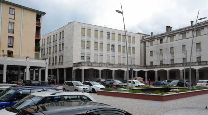 Piazza Affari riaperta alle auto. I negozianti: “Finalmente!”