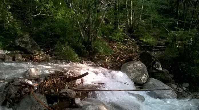Il maltempo “abbatte” il ponticello sul sentiero per Campo de Boi