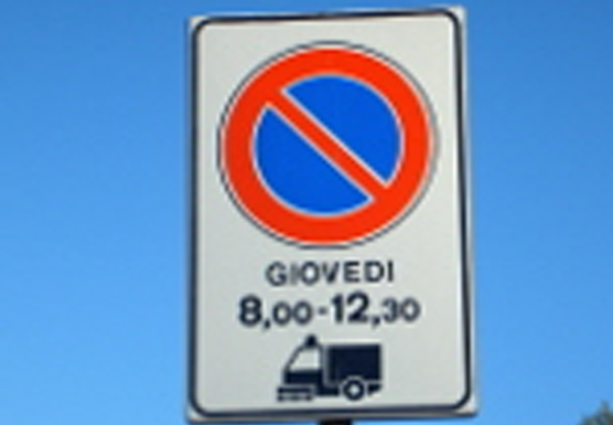 Strade sporche in città. “Il problema sono le auto parcheggiate”