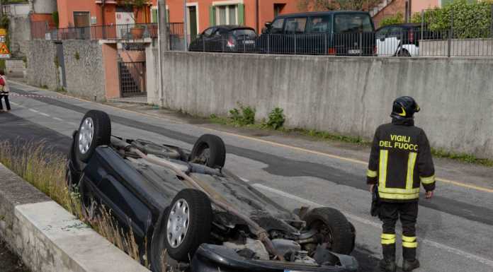 Paura a Bellano. Urta un’auto parcheggiata e si ribalta con la sua Peugeot