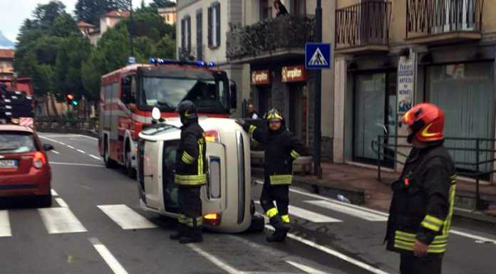 Calolzio, auto si ribalta in viale Dante, intervengono i pompieri