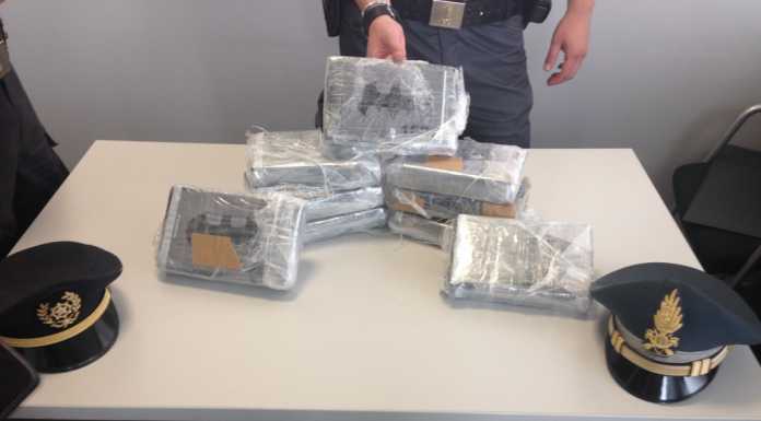 Como. Fermato in dogana con 10 chili di cocaina purissima