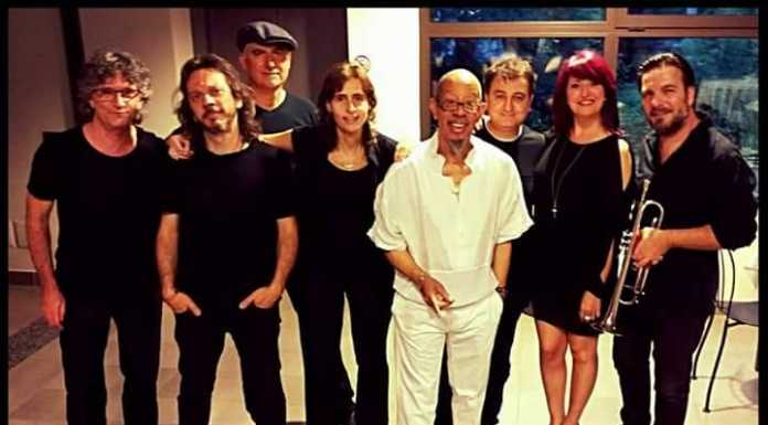 Arthur Miles incanta il pubblico, concerto all’oasi di Baggero