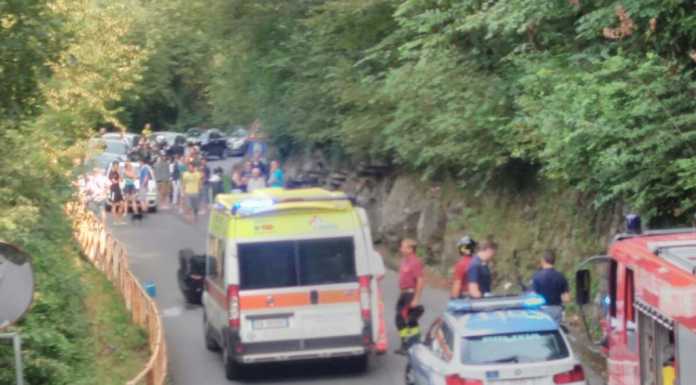 Auto si ribalta, traffico paralizzato e tre feriti a Biosio