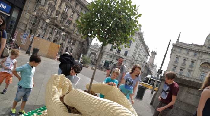 Una mano di Lego a Milano per invitare tutti all’evento di Lecco
