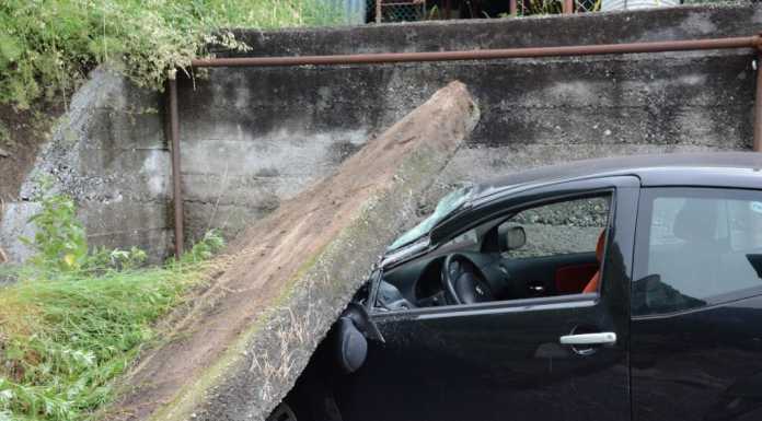 Laorca. Crolla un muro in via Valpozza e finisce su un’auto