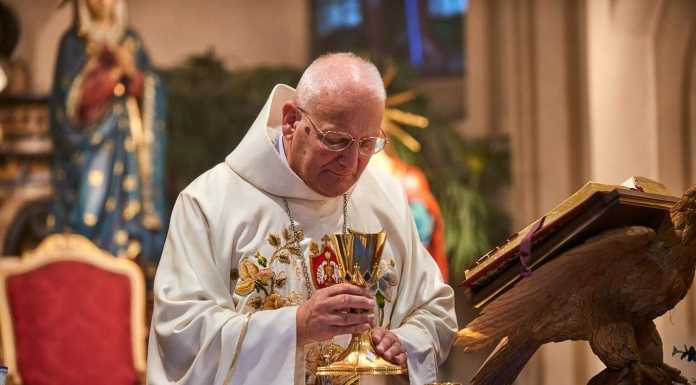 Vassena in festa con il suo parroco don Luigi Prandi