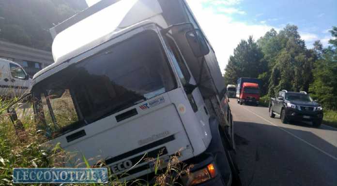 Camion fuori strada sulla Lecco- Bergamo, in bilico sul fosso