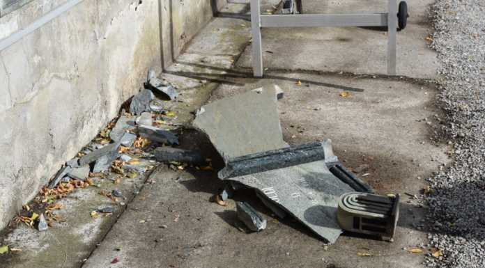 Rischia grosso al cimitero di Laorca, si stacca una lapide: sfiorata