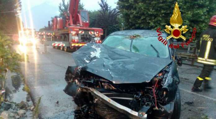 Colico, Audi 3 esce fuori strada e precipita nel fiume, salvi in 4