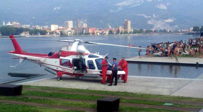 Malgrate. Si tuffa nel lago e non riemerge, soccorsi al lavoro