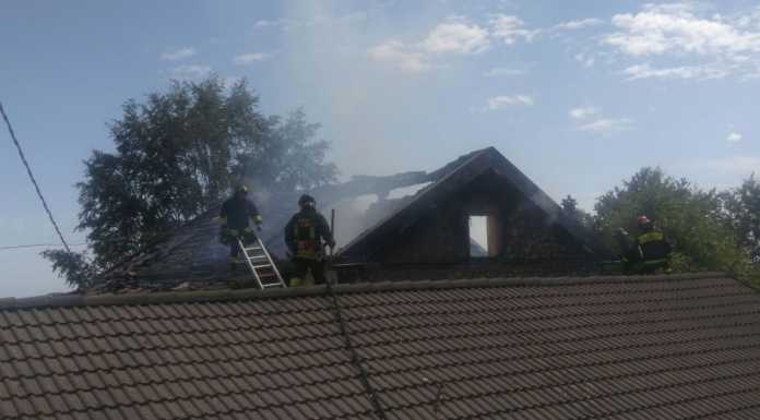 Valcava: incendio in casa, le fiamme divorano il tetto