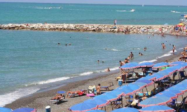 Lecchese muore mentre fa il bagno: dramma a Marina di Cecina