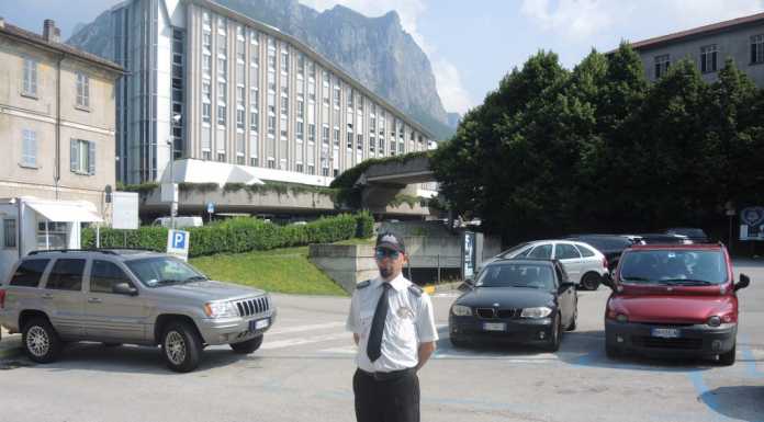 Contro i venditori abusivi, guardie nei parcheggi del centro