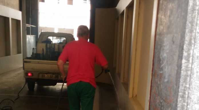 Sporcizia e degrado in zona Piazza Affari, il Comune ripulisce