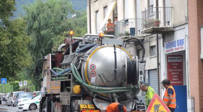 Lecco, fognatura intasata, via Tonale chiusa al traffico in mattinata