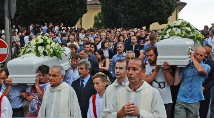 In mille per l’addio a Davide e Luca, insieme nell’ultimo viaggio