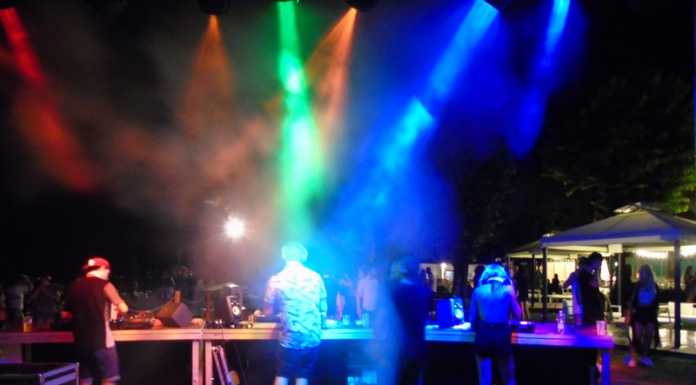 La “silent disco” al lido di Mandello, un’antitesi vincente