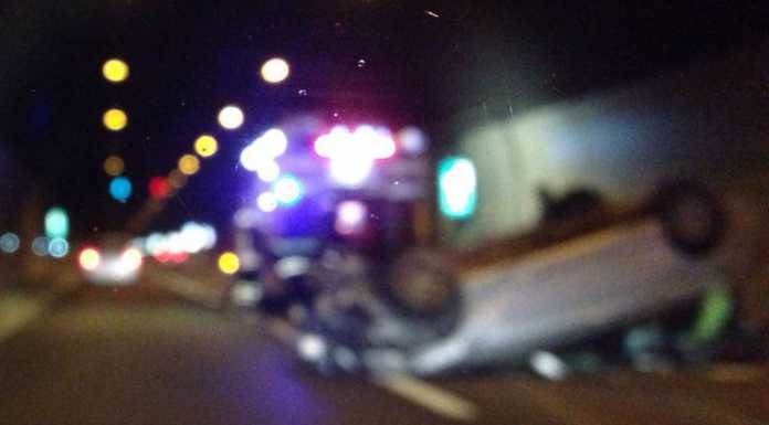 Paura nel tunnel del Barro, auto sbanda e si ribalta