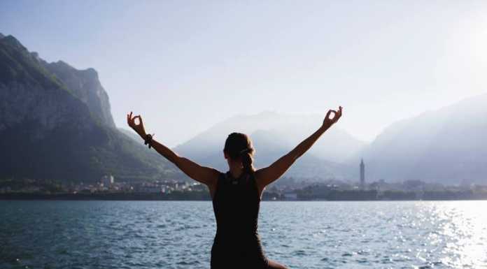 Al tramonto lezioni di yoga gratuite sulla spiaggia di Lierna