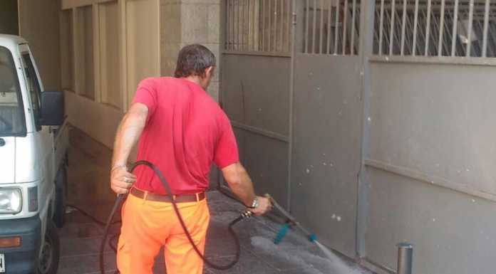 Di nuovo il degrado in Piazza Affari e il Comune… pulisce