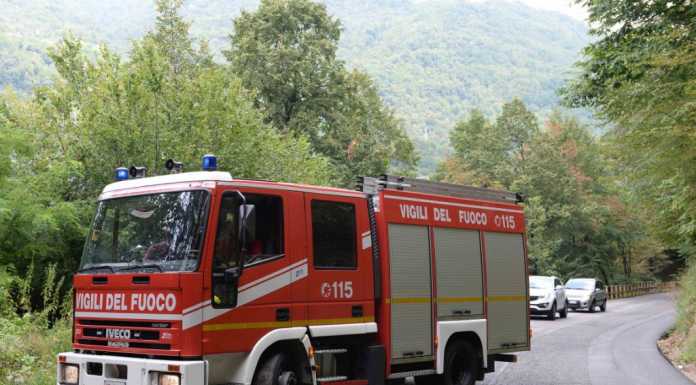 Parlasco: si sporge dalla strada e precipita nel dirupo