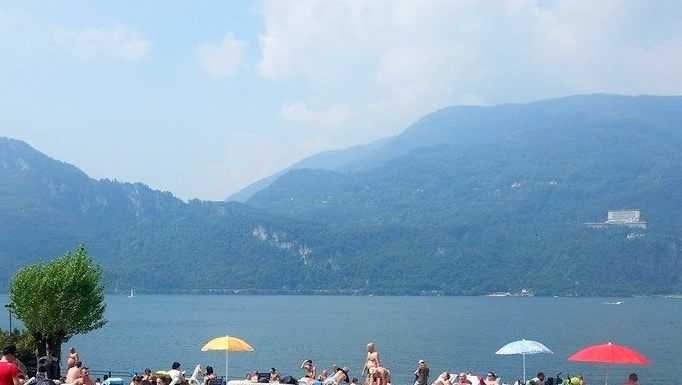 Si chiude la mano nella sdraio, bagnante perde un dito