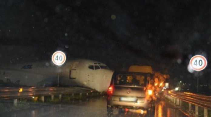 Bergamo: aereo atterra fuori pista e “invade” la tangenziale