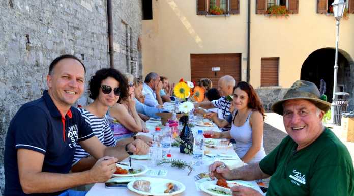 Varenna, tutti a tavola in piazza San Giorgio. Ed è un successo!