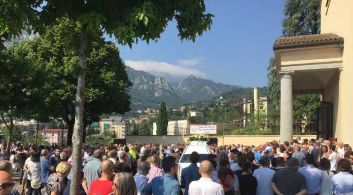 Una folla per il doloroso addio a Fabio: “Fai buon viaggio”