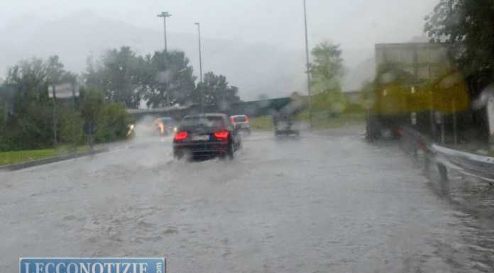 Maltempo: allagamenti e alberi caduti. Due frane a Parlasco