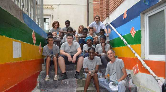 Calolzio, i ragazzi di Util’Estate terminano di dipingere il Cag