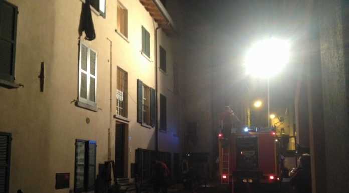 Incendio a Valmadrera, il vicino: “Li ho fatti calare con una coperta”