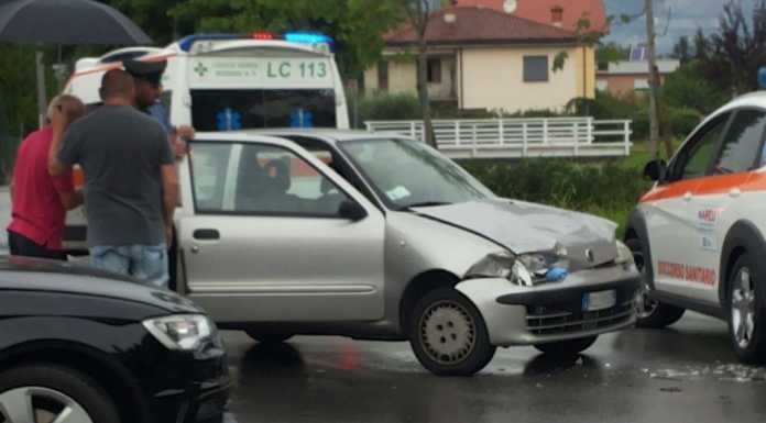 Scontro tra due vetture a Dolzago, soccorsi gli automobilisti