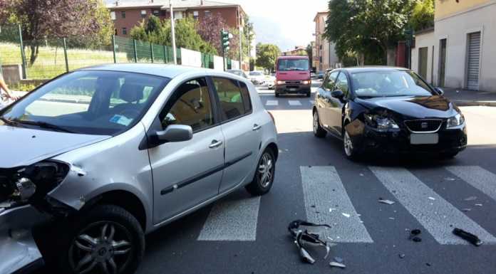 Coniugi coinvolti in un incidente a Lecco cercano testimoni