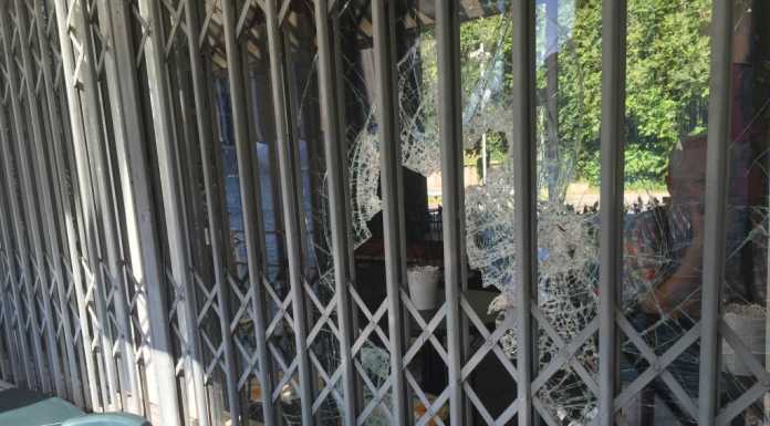 Ladri in azione, sfondate le vetrine di due chioschi in lungolago