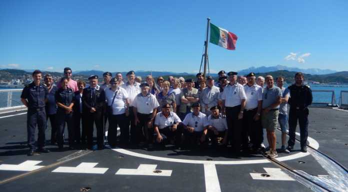 Marinai calolziesi in visita alla nave da guerra Carlo Margottini