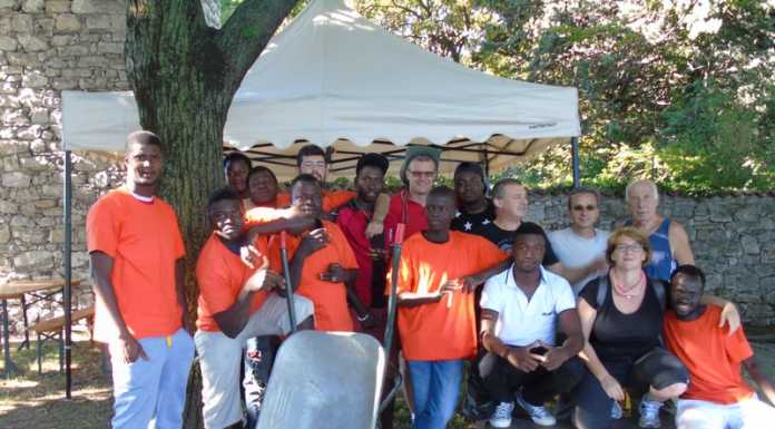 Olginate, Ripulito dalle alghe il lungo lago, grazie ai richiedenti asilo