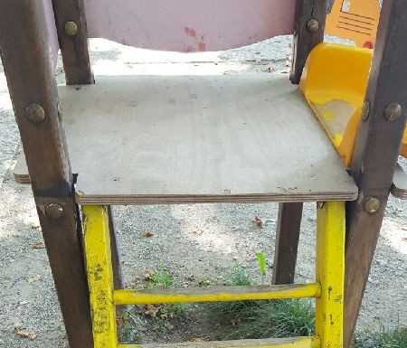 Al parco tra giochi e panchine rotte: “Colpa di vandali e incivili”