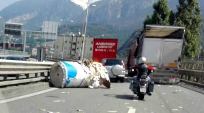 Camion perde il carico sul Terzo Ponte, disagi e danni alle barriere