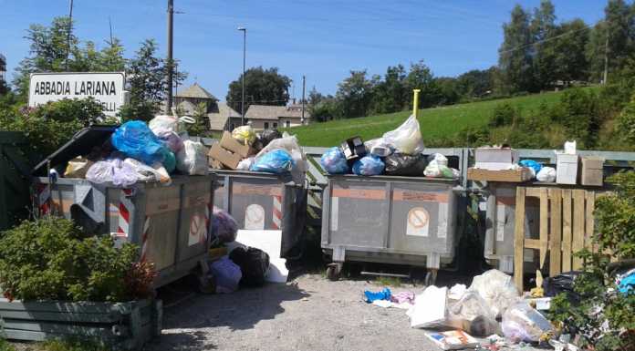 Piani Resinelli, punti di raccolta rifiuti stracolmi: “E’ uno schifo”