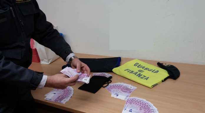Como, in dogana con 62mila euro nelle scarpe, fermato 80enne