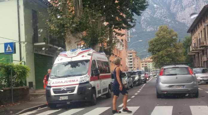 Incidente sul viale Montegrappa, due feriti. “Strisce pericolose”