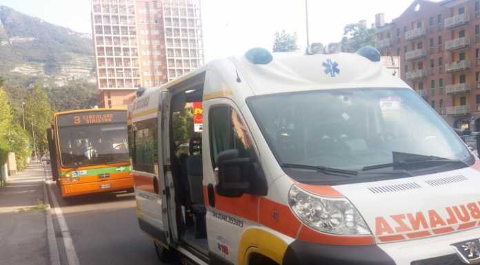 Il pullman frena, passeggera cade e picchia la testa: soccorsa