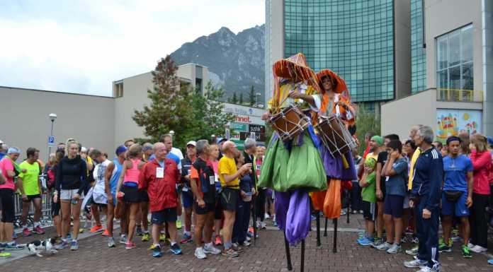 Il maltempo non ferma la Camminata Manzoniana, in 1600 al via!