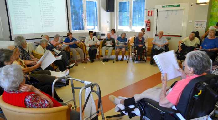 Casa di riposo Mandello, pomeriggio in musica e anziani in coro