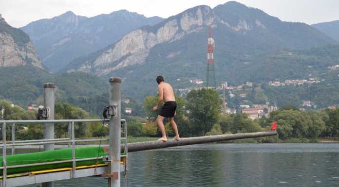 Olginate saluta l’estate con la cuccagna sul lungolago