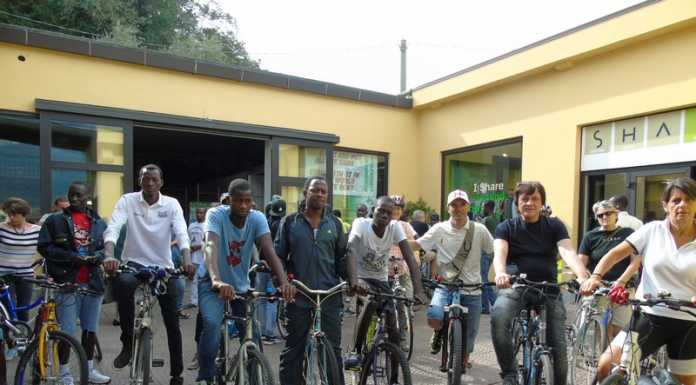 Galbiate, la ciclofficina inaugura le bici donate ai richiedenti asilo
