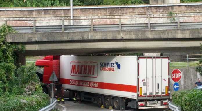 Camion si incastra sotto il cavalcavia di Pradello, VVFF al lavoro