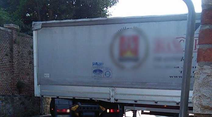 Al Bione camion perde il carico, un altro si incastra in via Ghislanzoni